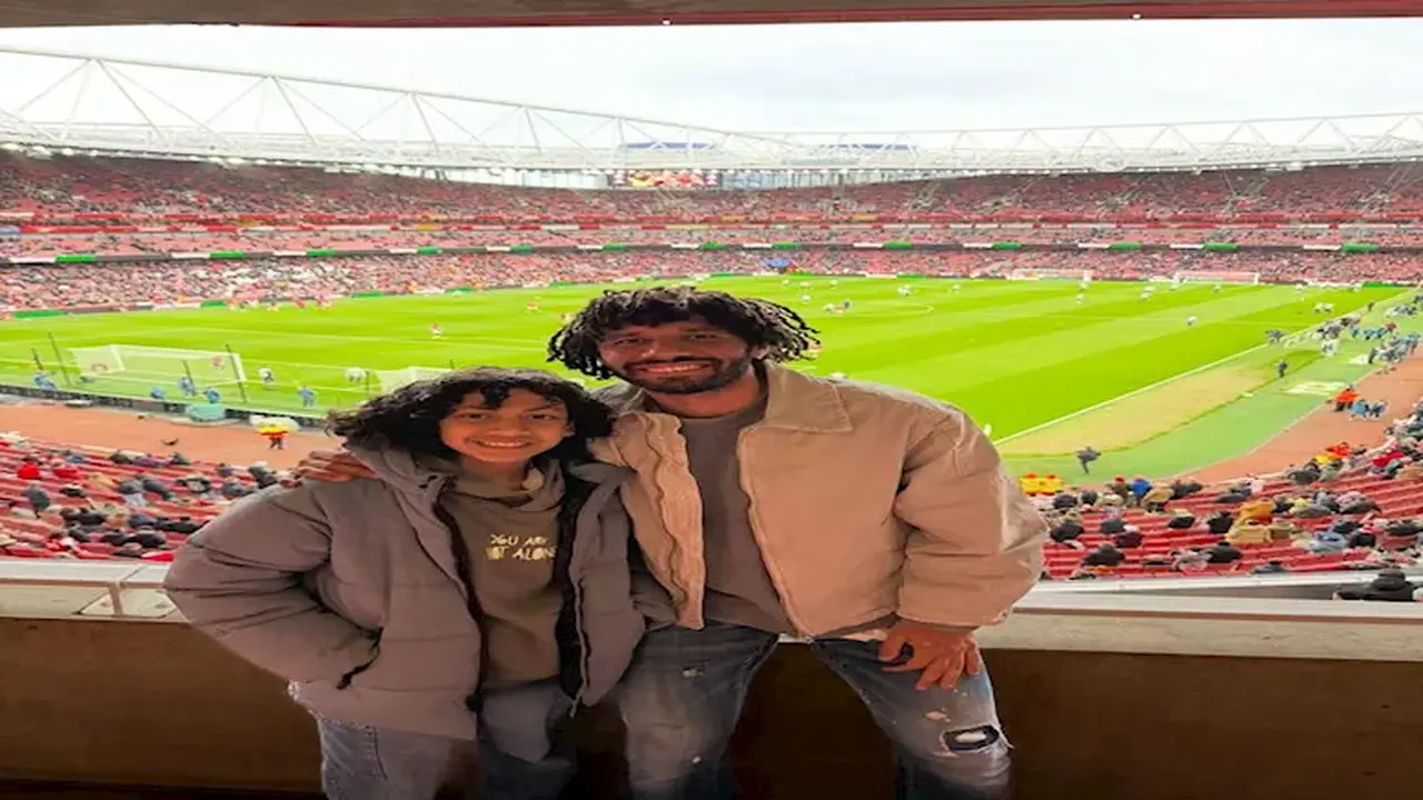 محمد النني يظهر برفقة نجله في مدرجات مباراة فريق أرسنال الإنجليزي